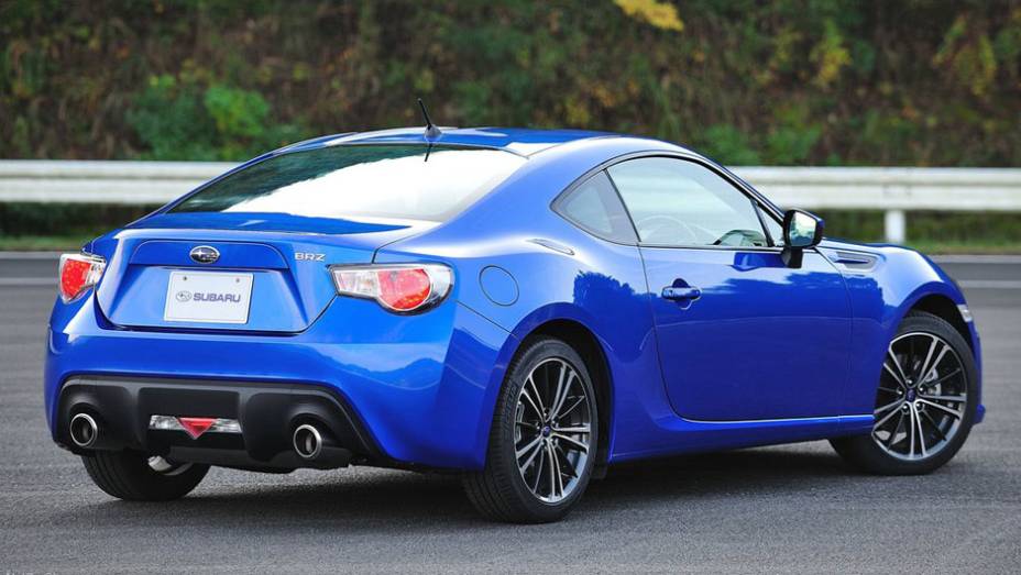Subaru BRZ mant&eacute;m esportividade com sa&iacute;da dupla de escape