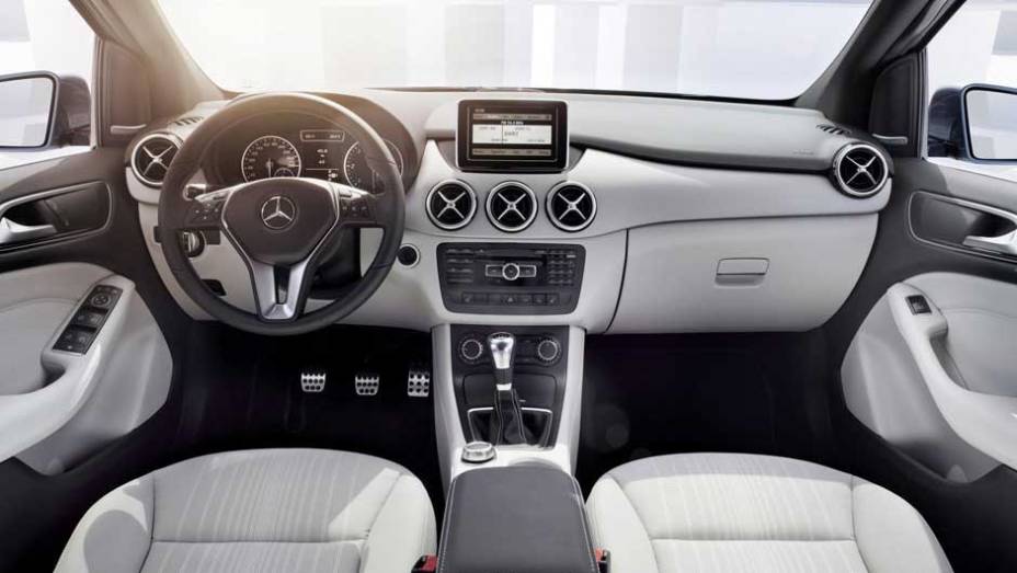 A apresenta&ccedil;&atilde;o oficial do Classe B ser&aacute; feita no Sal&atilde;o de Frankfurt. <a href="https://preprod.quatrorodas.abril.com.br/carros/lancamentos/mercedes-benz-classe-b-637678.shtml" rel="migration">Leia mais</a>