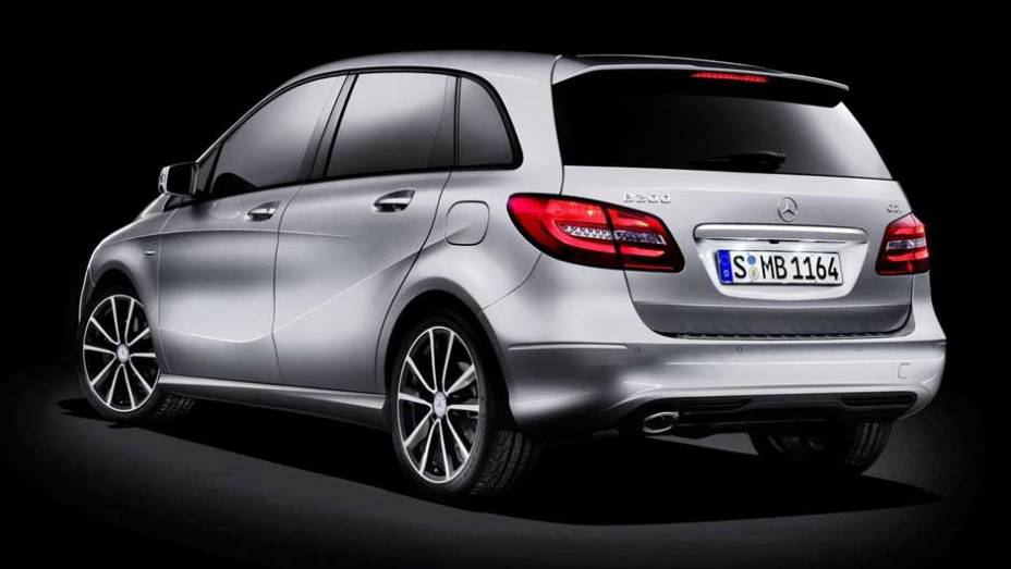A marca n&atilde;o esconde a inspira&ccedil;&atilde;o nos novos CLS e SLS. <a href="https://preprod.quatrorodas.abril.com.br/carros/lancamentos/mercedes-benz-classe-b-637678.shtml" rel="migration">Leia mais</a>