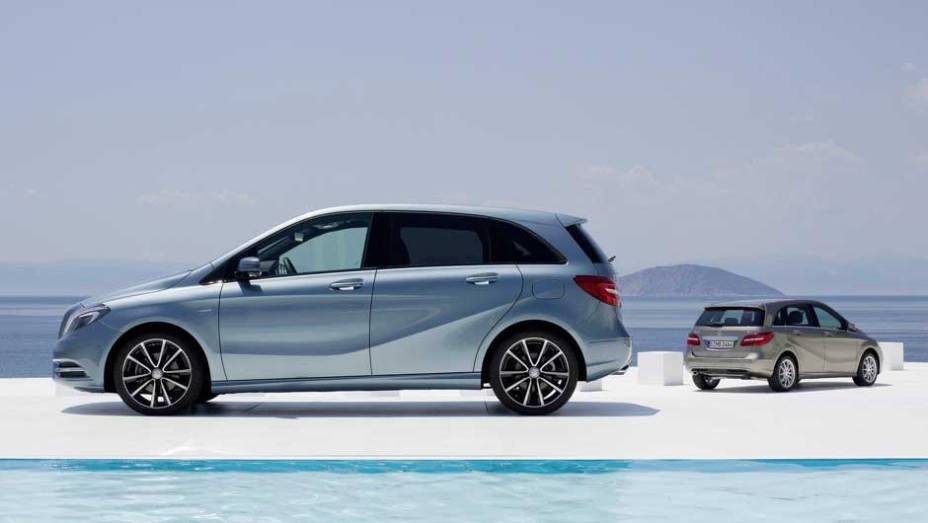 O espa&ccedil;o interno &eacute; suficiente para levar cinco pessoas. <a href="https://preprod.quatrorodas.abril.com.br/carros/lancamentos/mercedes-benz-classe-b-637678.shtml" rel="migration">Leia mais</a>