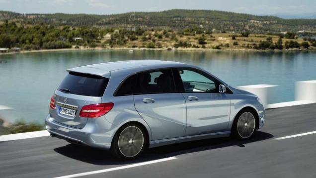 O carro tem sistemas que estacionam o veículo e até acionam os freios automaticamente. <a href="https://preprod.quatrorodas.abril.com.br/carros/lancamentos/mercedes-benz-classe-b-637678.shtml" rel="migration">Leia mais</a> O carro tem sistemas que estacionam o veículo e até acionam os freios automaticamente. <a href="https://preprod.quatrorodas.abril.com.br/carros/lancamentos/mercedes-benz-classe-b-637678.shtml" rel="migration">Leia mais</a>