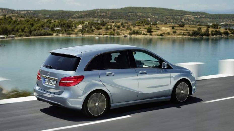 O carro tem sistemas que estacionam o ve&iacute;culo e at&eacute; acionam os freios automaticamente. <a href="https://preprod.quatrorodas.abril.com.br/carros/lancamentos/mercedes-benz-classe-b-637678.shtml" rel="migration">Leia mais</a>