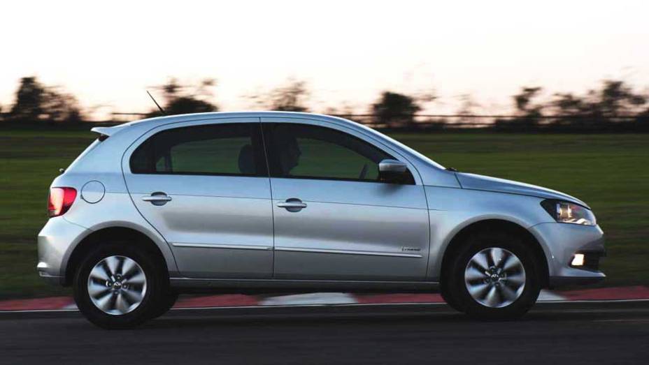 Somente as rodas são novas olhando de lado, mas as mudanças feitas na frente e atrás deixaram o Gol com ar de novidade | <a href="https://preprod.quatrorodas.abril.com.br/carros/lancamentos/volkswagen-gol-voyage-2013-693246.shtml" target="_blank" rel="migration">Leia mais</a>