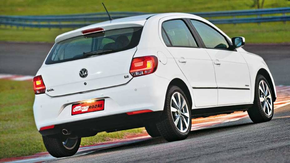 A traseira ficou bastante parecida com o Polo europeu, principalmente por causa do novo formato das lanternas | <a href="https://preprod.quatrorodas.abril.com.br/carros/lancamentos/volkswagen-gol-voyage-2013-693246.shtml" target="_blank" rel="migration">Leia mais</a>