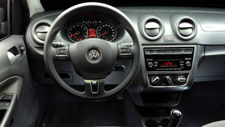 O interior ganhou difusores de ar redesenhados e painel de instrumentos com iluminação branca | <a href="https://preprod.quatrorodas.abril.com.br/carros/lancamentos/volkswagen-gol-voyage-2013-693246.shtml" target="_blank" rel="migration">Leia mais</a>