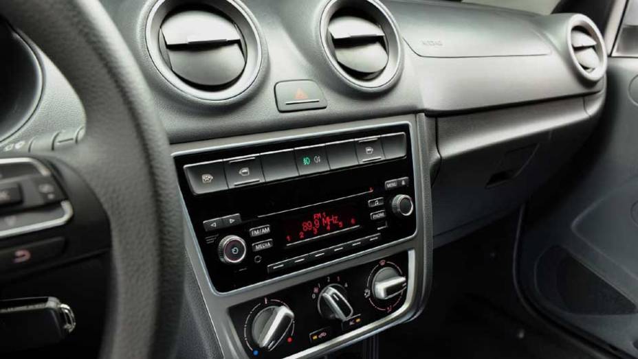 O novo rádio está mais incorporado ao desenho do console central | <a href="https://preprod.quatrorodas.abril.com.br/carros/lancamentos/volkswagen-gol-voyage-2013-693246.shtml" target="_blank" rel="migration">Leia mais</a>