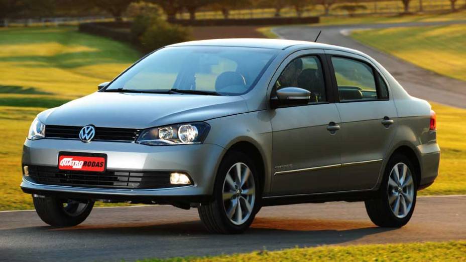 O Voyage acompanha as mudanças estéticas feitas na frente, mas também sofreu alterações na parte de trás | <a href="https://preprod.quatrorodas.abril.com.br/carros/lancamentos/volkswagen-gol-voyage-2013-693246.shtml" target="_blank" rel="migration">Leia mais</a>