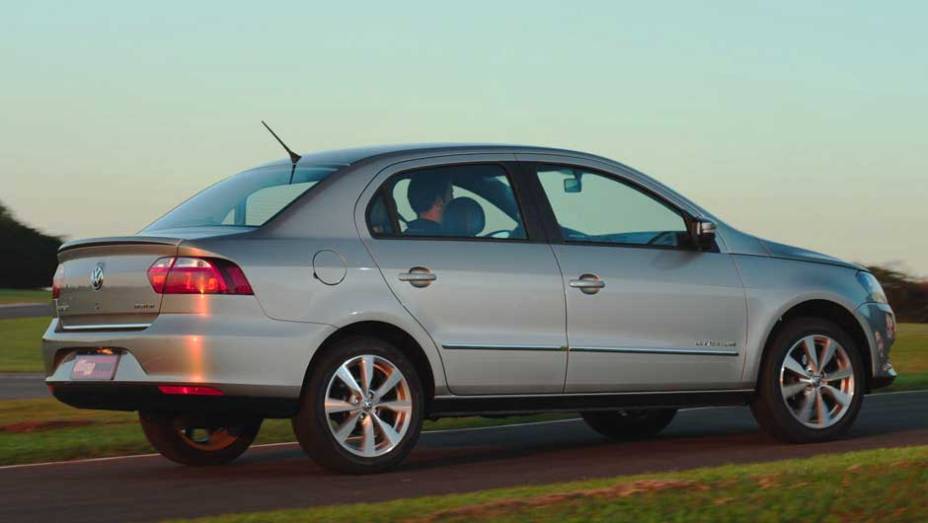 Não parece o Jetta? As lanternas horizontais deixaram o Voyage parecido com o sedã médio feito no México | <a href="https://preprod.quatrorodas.abril.com.br/carros/lancamentos/volkswagen-gol-voyage-2013-693246.shtml" target="_blank" rel="migration">Leia mais</a>