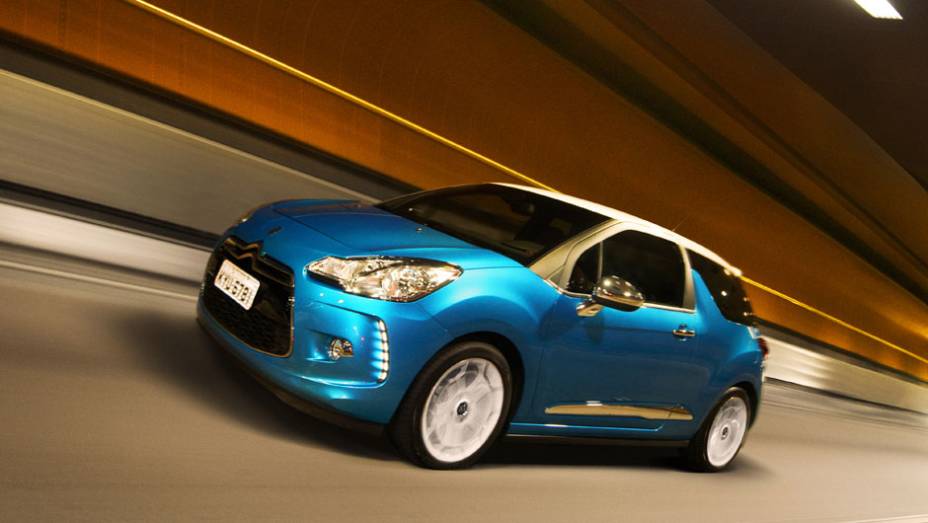 Cores berrantes realçam o design moderno do compacto feito na França | <a href="https://preprod.quatrorodas.abril.com.br/carros/lancamentos/citroen-ds3-685732.shtml" rel="migration">Leia mais</a>