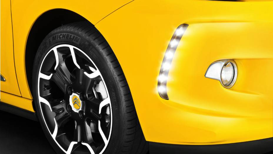 As luzes diurnas de LEDs proporcionam charme e segurança. E as calotinhas das rodas podem ser trocadas ao gosto do cliente | <a href="https://preprod.quatrorodas.abril.com.br/carros/lancamentos/citroen-ds3-685732.shtml" rel="migration">Leia mais</a>