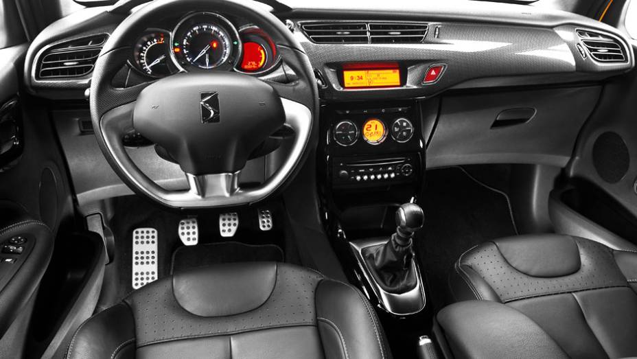 Bem acabado, o interior tem visual atraente, mas peca pelo uso de peças com outros carros da marca | <a href="https://preprod.quatrorodas.abril.com.br/carros/lancamentos/citroen-ds3-685732.shtml" rel="migration">Leia mais</a>