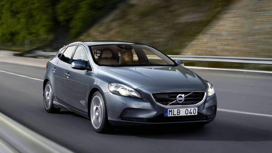 &Eacute; imposs&iacute;vel n&atilde;o lembrar do sed&atilde; S60 ao ver o V40 de frente | <a href="https://preprod.quatrorodas.abril.com.br/saloes/genebra/2012/volvo-v40-678685.shtml" rel="migration">Leia mais</a>
