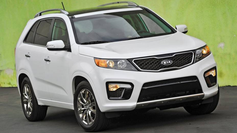 Modelo foi submetido a um facelift | <a href="https://preprod.quatrorodas.abril.com.br/noticias/kia-revela-primeira-imagem-novo-sorento-318050_p.shtml" rel="migration">Leia mais</a>