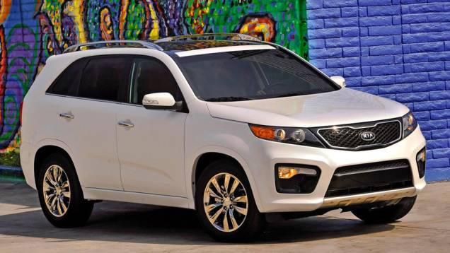 Rodas de 17 polegadas equipam o modelo | <a href="https://preprod.quatrorodas.abril.com.br/noticias/kia-revela-primeira-imagem-novo-sorento-318050_p.shtml" rel="migration">Leia mais</a> Rodas de 17 polegadas equipam o modelo | <a href="https://preprod.quatrorodas.abril.com.br/noticias/kia-revela-primeira-imagem-novo-sorento-318050_p.shtml" rel="migration">Leia mais</a>