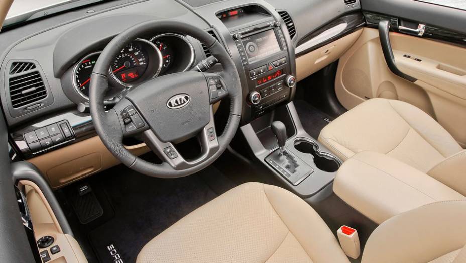 Versão de entrada vem equipada com ar condicionado e ajuste de altura e profundidade do volante | <a href="https://preprod.quatrorodas.abril.com.br/noticias/kia-revela-primeira-imagem-novo-sorento-318050_p.shtml" rel="migration">Leia mais</a>