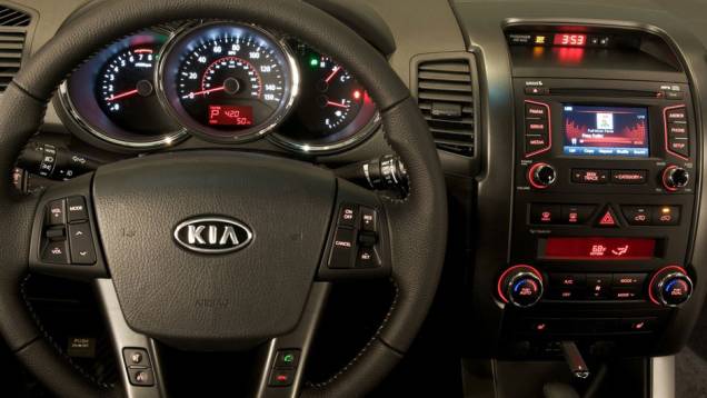 Sistema de entretenimento UVO e um pacote Convenience Plus são opcionais | <a href="https://preprod.quatrorodas.abril.com.br/noticias/kia-revela-primeira-imagem-novo-sorento-318050_p.shtml" rel="migration">Leia mais</a> Sistema de entretenimento UVO e um pacote Convenience Plus são opcionais | <a href="https://preprod.quatrorodas.abril.com.br/noticias/kia-revela-primeira-imagem-novo-sorento-318050_p.shtml" rel="migration">Leia mais</a>