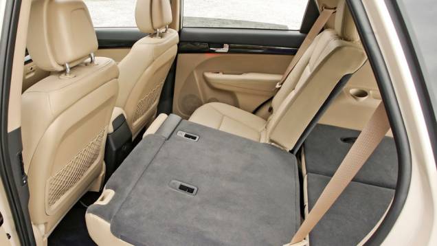 Bancos rebatíveis dão mais espaço interno aos ocupantes | <a href="https://preprod.quatrorodas.abril.com.br/noticias/kia-revela-primeira-imagem-novo-sorento-318050_p.shtml" rel="migration">Leia mais</a> Bancos rebatíveis dão mais espaço interno aos ocupantes | <a href="https://preprod.quatrorodas.abril.com.br/noticias/kia-revela-primeira-imagem-novo-sorento-318050_p.shtml" rel="migration">Leia mais</a>