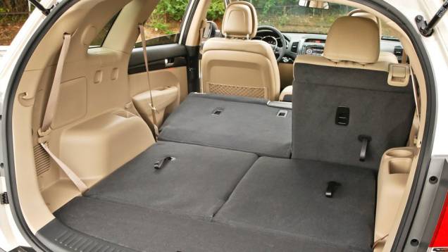 SUV possui grande flexibilidade | <a href="https://preprod.quatrorodas.abril.com.br/noticias/kia-revela-primeira-imagem-novo-sorento-318050_p.shtml" rel="migration">Leia mais</a> SUV possui grande flexibilidade | <a href="https://preprod.quatrorodas.abril.com.br/noticias/kia-revela-primeira-imagem-novo-sorento-318050_p.shtml" rel="migration">Leia mais</a>