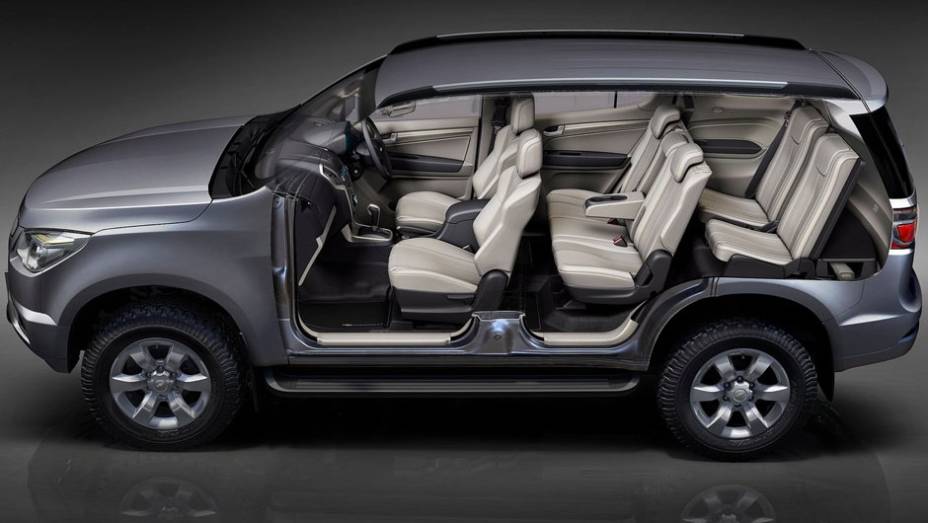 Carro tem espa&ccedil;o suficiente para uma terceira fileira de bancos | <a href="https://preprod.quatrorodas.abril.com.br/salao-do-automovel/2012/carros/s10-grand-blazer-704027.shtml" rel="migration">Leia mais</a>