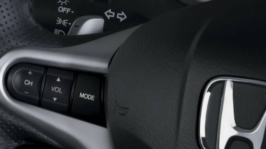 Versão EX automática ganhou borboletas para troca de marchas atrás do volante | <a href="https://preprod.quatrorodas.abril.com.br/carros/lancamentos/honda-fit-2013-680204.shtml" rel="migration">Leia mais</a>