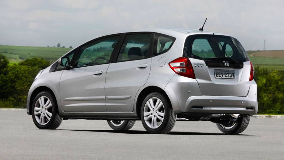 Na traseira, destaque para o novo desenho dos para-choques | <a href="https://preprod.quatrorodas.abril.com.br/carros/lancamentos/honda-fit-2013-680204.shtml" rel="migration">Leia mais</a>