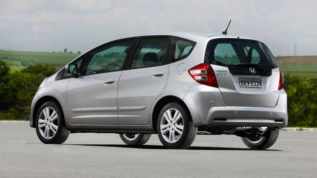 Na traseira, destaque para o novo desenho dos para-choques | <a href="https://preprod.quatrorodas.abril.com.br/carros/lancamentos/honda-fit-2013-680204.shtml" rel="migration">Leia mais</a> Na traseira, destaque para o novo desenho dos para-choques | <a href="https://preprod.quatrorodas.abril.com.br/carros/lancamentos/honda-fit-2013-680204.shtml" rel="migration">Leia mais</a>
