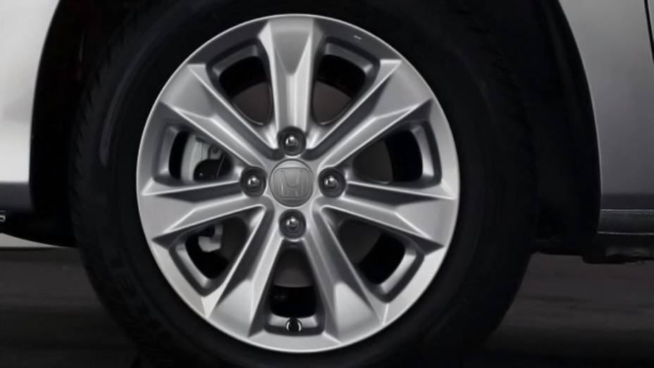 As rodas aro 15 da versão LX foram remodeladas | <a href="https://preprod.quatrorodas.abril.com.br/carros/lancamentos/honda-fit-2013-680204.shtml" rel="migration">Leia mais</a>