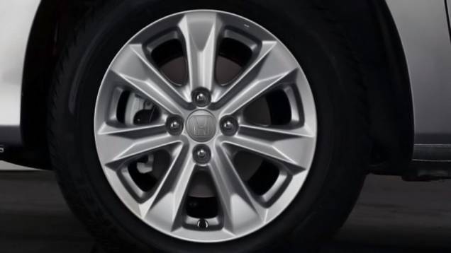As rodas aro 15 da versão LX foram remodeladas | <a href="https://preprod.quatrorodas.abril.com.br/carros/lancamentos/honda-fit-2013-680204.shtml" rel="migration">Leia mais</a> As rodas aro 15 da versão LX foram remodeladas | <a href="https://preprod.quatrorodas.abril.com.br/carros/lancamentos/honda-fit-2013-680204.shtml" rel="migration">Leia mais</a>