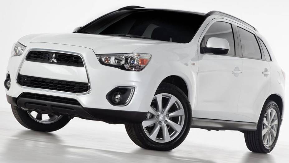 Modelo ganhou novos faróis de neblina | <a href="https://preprod.quatrorodas.abril.com.br/saloes/nova-york/2012/mitsubishi-outlander-sport-681212.shtml" rel="migration">Leia mais</a>