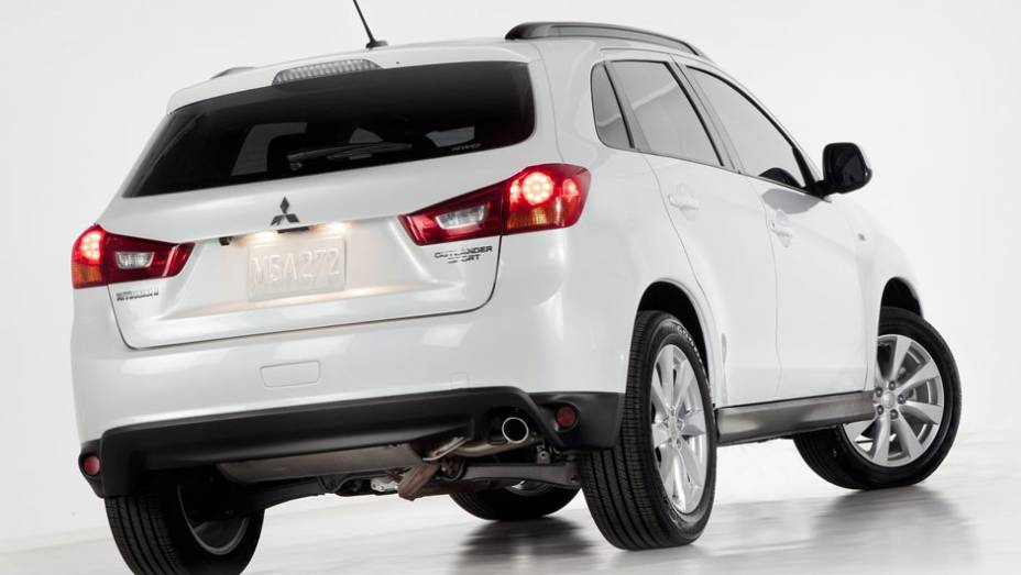 Suspensão multi-link traseira foi totalmente revisada | <a href="https://preprod.quatrorodas.abril.com.br/saloes/nova-york/2012/mitsubishi-outlander-sport-681212.shtml" rel="migration">Leia mais</a>