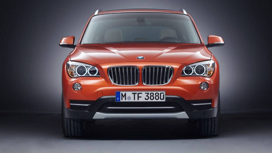 O para-choque dianteiro está mais detalhado e combina com a nova grade frontal | <a href="https://preprod.quatrorodas.abril.com.br/saloes/nova-york/2012/bmw-x1-681222.shtml" rel="migration">Leia mais</a>