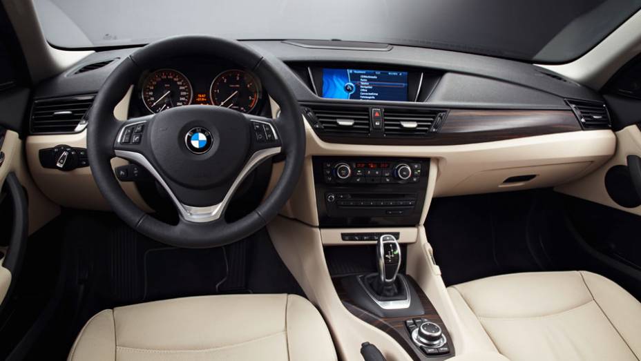 Internamente, a X1 ganhou console central totalmente revisado e novos equipamentos opcionais | <a href="https://preprod.quatrorodas.abril.com.br/saloes/nova-york/2012/bmw-x1-681222.shtml" rel="migration">Leia mais</a>