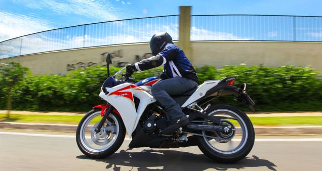 A moto pode ter cor azul e branco, com grafismos em vermelho A moto pode ter cor azul e branco, com grafismos em vermelho
