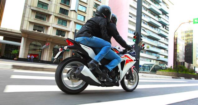 O visual é inspirado na VFR 1200 e na CBR 1000RR O visual é inspirado na VFR 1200 e na CBR 1000RR