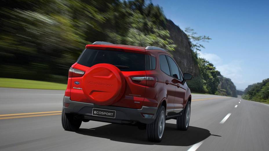 O suporte do estepe na traseira continua, assim como na geração anterior; a abertura da tampa também permanece sendo para a lateral | <a href="https://preprod.quatrorodas.abril.com.br/carros/lancamentos/ford-ecosport-695845.shtml" rel="migration">Leia mais</a>