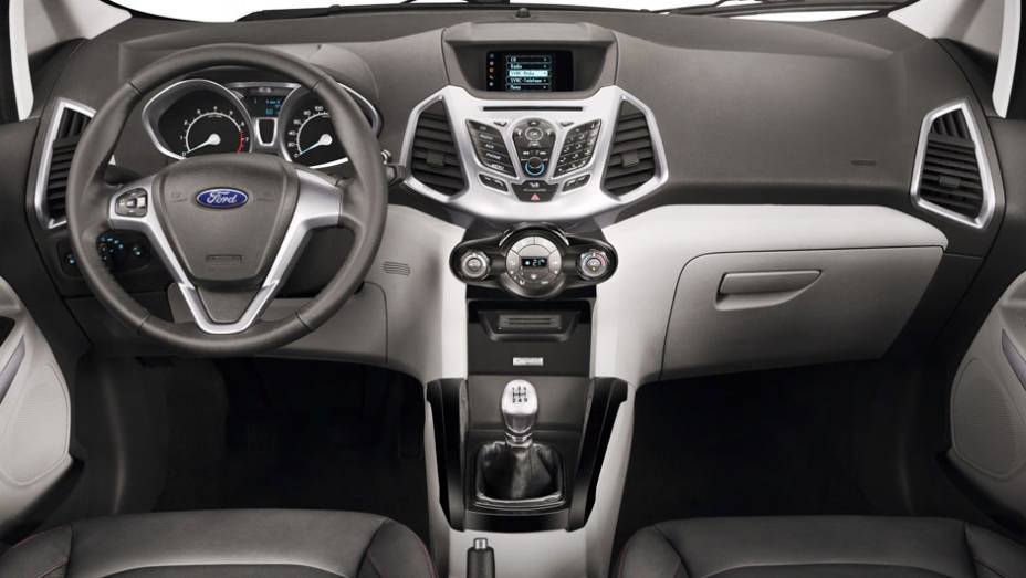 Com painel dividido em duas partes, o interior repete a ousadia do lado de fora, lembrando bastante o New Fiesta | <a href="https://preprod.quatrorodas.abril.com.br/carros/lancamentos/ford-ecosport-695845.shtml" rel="migration">Leia mais</a>