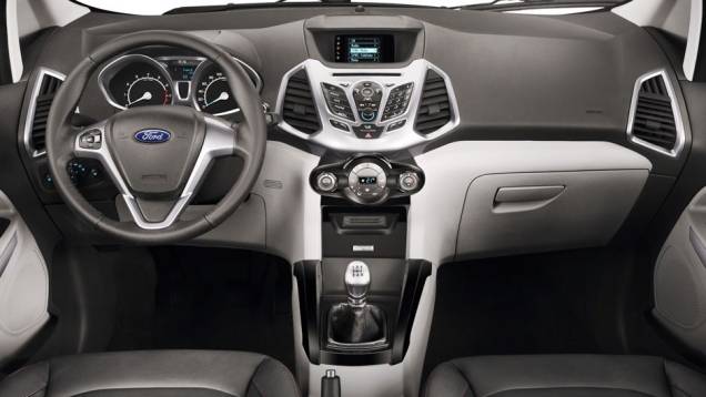 Com painel dividido em duas partes, o interior repete a ousadia do lado de fora, lembrando bastante o New Fiesta | <a href="https://preprod.quatrorodas.abril.com.br/carros/lancamentos/ford-ecosport-695845.shtml" rel="migration">Leia mais</a> Com painel dividido em duas partes, o interior repete a ousadia do lado de fora, lembrando bastante o New Fiesta | <a href="https://preprod.quatrorodas.abril.com.br/carros/lancamentos/ford-ecosport-695845.shtml" rel="migration">Leia mais</a>