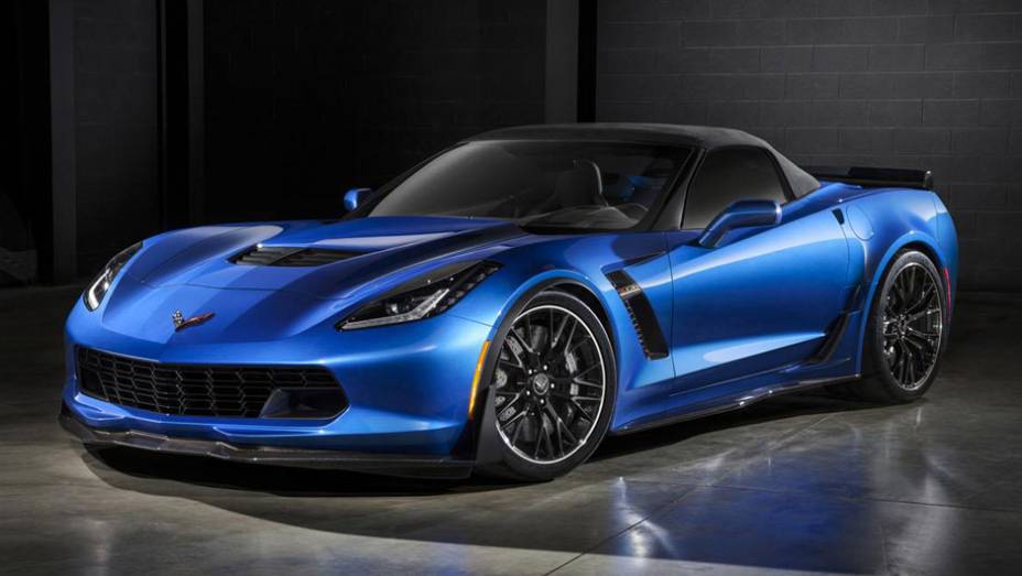 Faltando poucos dias para o Salão de Nova York, a GM liberou as primeiras fotos de sua maior atração: o Corvette Z06 Conversível | <a href="https://preprod.quatrorodas.abril.com.br/noticias/fabricantes/gm-revela-corvette-z06-conversivel-779627.shtml" rel="migration">Leia mais</a>