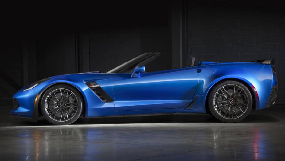 As entradas de ar laterais não são apenas estéticas: elas realmente servem para manter a temperatura do motor V8 | <a href="https://preprod.quatrorodas.abril.com.br/noticias/fabricantes/gm-revela-corvette-z06-conversivel-779627.shtml" rel="migration">Leia mais</a>