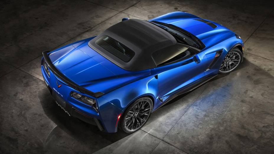 A capota de tecido pode ser recolhida ou fechada a uma velocidade de até 50 km/h | <a href="https://preprod.quatrorodas.abril.com.br/noticias/fabricantes/gm-revela-corvette-z06-conversivel-779627.shtml" rel="migration">Leia mais</a>
