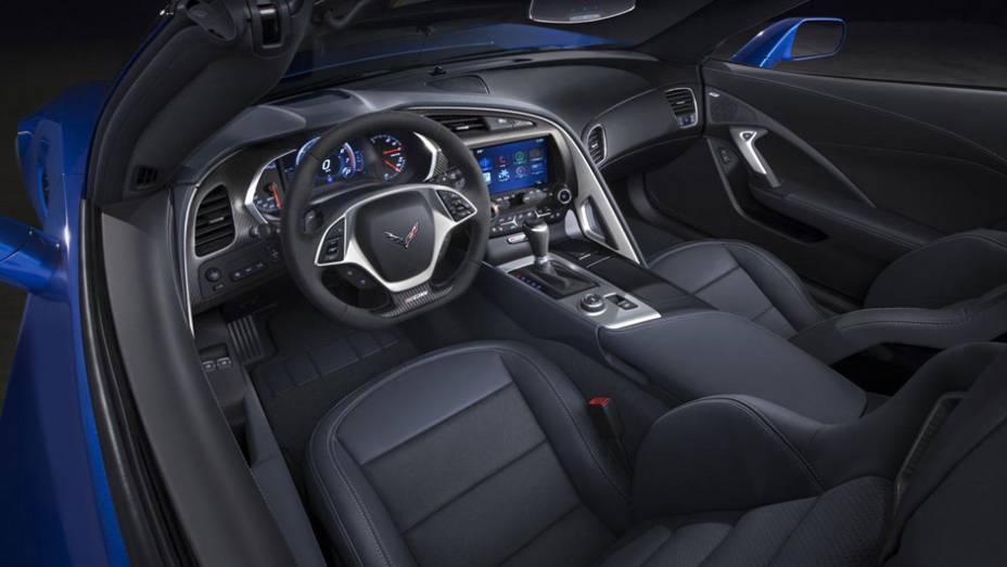 Bem acabada, a cabine tem os instrumentos voltados para o motorista | <a href="https://preprod.quatrorodas.abril.com.br/noticias/fabricantes/gm-revela-corvette-z06-conversivel-779627.shtml" rel="migration">Leia mais</a>