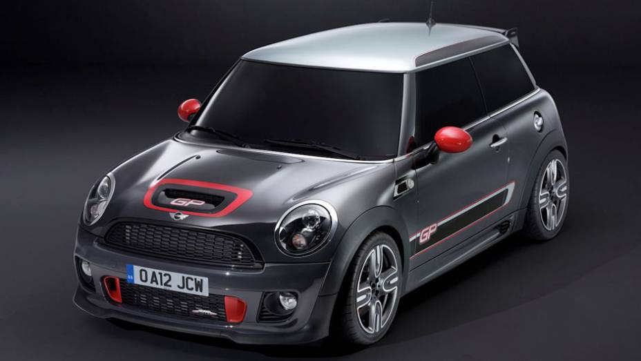 Nunca o adjetivo endiabrado serviu t&atilde;o bem a um carro quanto no caso do John Cooper Works GP | <a href="https://preprod.quatrorodas.abril.com.br/saloes/paris/2012/mini-john-cooper-works-gp-702374.shtml" rel="migration">Leia mais</a>