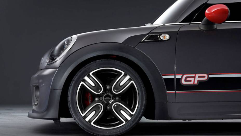 Suspensão recalibrada, rodas exclusivas, motor preparado... Assim é bom! | <a href="https://preprod.quatrorodas.abril.com.br/saloes/paris/2012/mini-john-cooper-works-gp-702374.shtml" rel="migration">Leia mais</a>