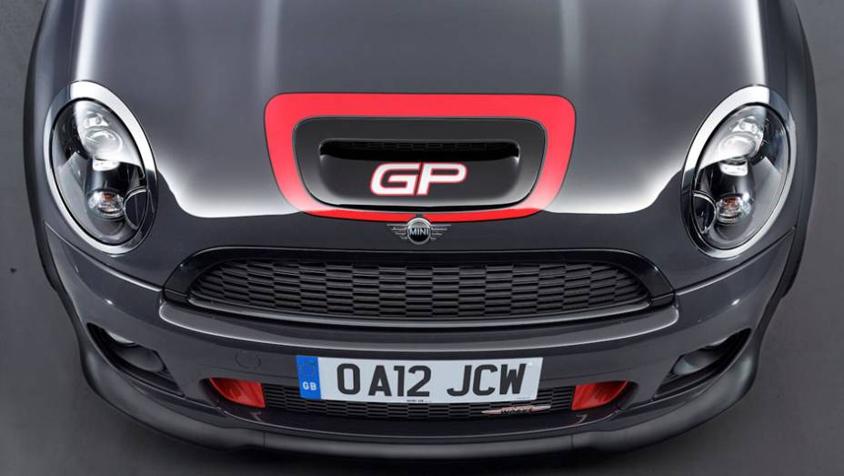 A MINI diz que o novo GP levou pouco mais de 8 minutos para dar uma volta completa em N&uuml;rburgring | <a href="https://preprod.quatrorodas.abril.com.br/saloes/paris/2012/mini-john-cooper-works-gp-702374.shtml" rel="migration">Leia mais</a>