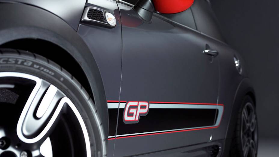 Ser&atilde;o produzidas apenas 2.000 unidades para todo o mundo | <a href="https://preprod.quatrorodas.abril.com.br/saloes/paris/2012/mini-john-cooper-works-gp-702374.shtml" rel="migration">Leia mais</a>