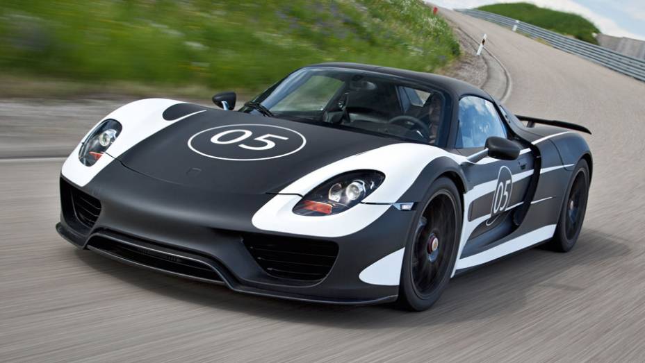 A Porsche revelou nesta quinta-feira (16) as especificações técnicas definitivas do 918 Spyder | <a href="https://preprod.quatrorodas.abril.com.br/noticias/fabricantes/porsche-fornece-especificacoes-918-spyder-741568.shtml" rel="migration">Leia mais</a>