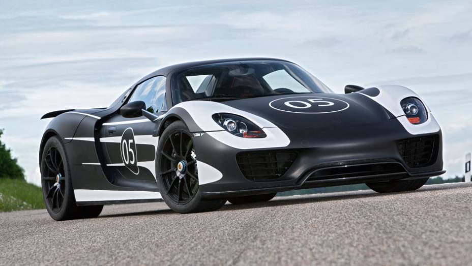 Ele foi apresentado em 2012, mas chega &agrave;s concession&aacute;rias apenas em setembro deste ano | <a href="https://preprod.quatrorodas.abril.com.br/noticias/fabricantes/porsche-fornece-especificacoes-918-spyder-741568.shtml" rel="migration">Leia mais</a>
