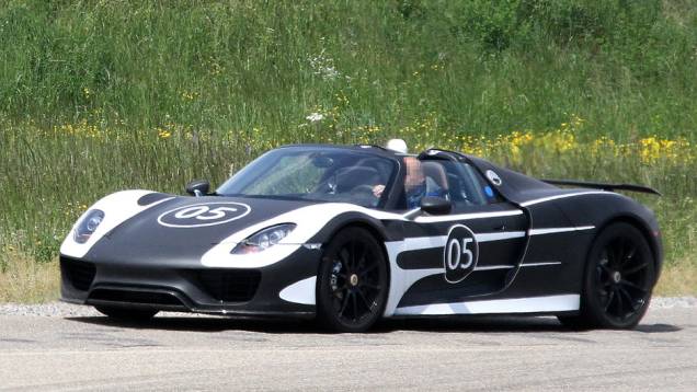 O peso do esportivo ficou em 1.640 kg (com o pacote opcional Weissach, 50 kg mais leve) | <a href="https://preprod.quatrorodas.abril.com.br/noticias/fabricantes/porsche-fornece-especificacoes-918-spyder-741568.shtml" rel="migration">Leia mais</a> O peso do esportivo ficou em 1.640 kg (com o pacote opcional Weissach, 50 kg mais leve) | <a href="https://preprod.quatrorodas.abril.com.br/noticias/fabricantes/porsche-fornece-especificacoes-918-spyder-741568.shtml" rel="migration">Leia mais</a>