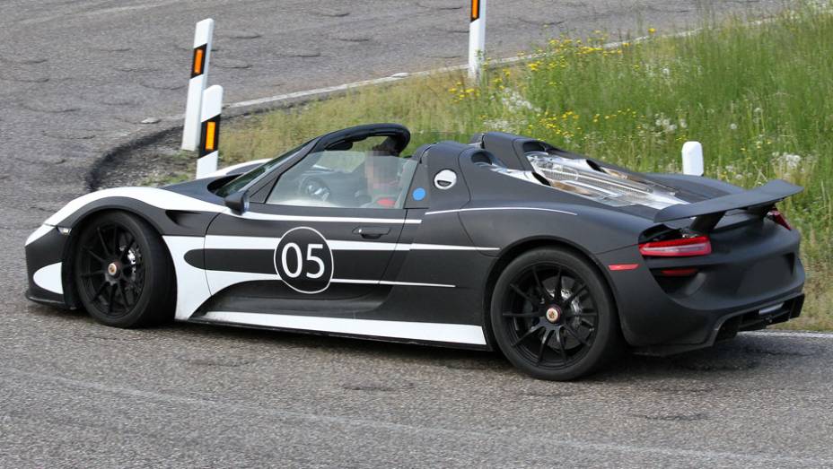 Al&eacute;m disso, segundo a montadora, o centro de gravidade do modelo &eacute; extremamente baixo | <a href="https://preprod.quatrorodas.abril.com.br/noticias/fabricantes/porsche-fornece-especificacoes-918-spyder-741568.shtml" rel="migration">Leia mais</a>
