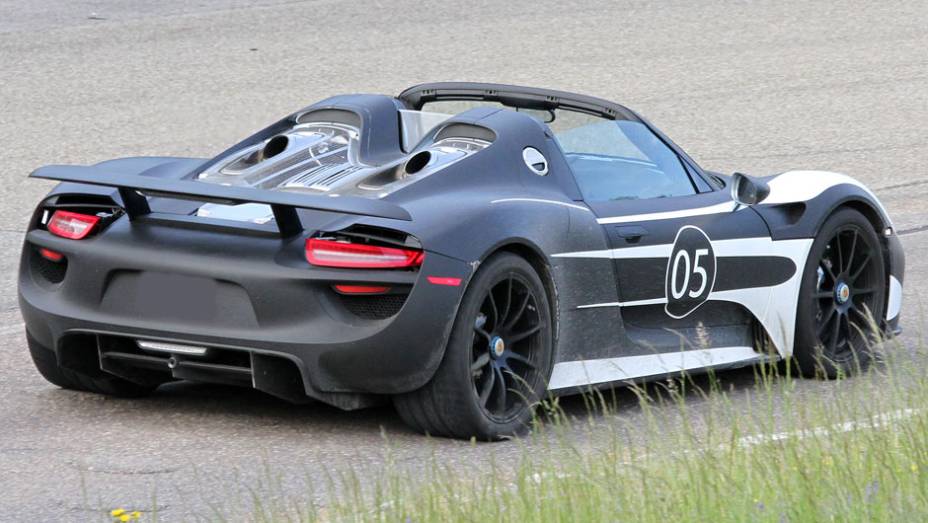 Por sinal, o 918 Spyder tem dois motores el&eacute;tricos: um no eixo traseiro, de 154 cavalos de pot&ecirc;ncia, ligado ao motor a combust&atilde;o, e um no eixo dianteiro (127 cv), independente | <a href="%20https://preprod.quatrorodas.abril.com.br/noticias/fabricantes/porsche-fornec" rel="migration"></a>